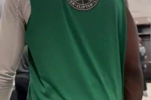 湖人博主老张吐槽：东契奇不传球，队友陪跑5分钟摸不着球冷死了