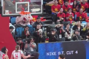 超级长臂！韩旭回归国家队后的首粒进球！抢板+二次进攻补篮