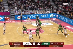 她高啊！张子宇篮下面对比自己矮一个头的对手，转身压哨上篮！