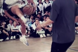 看他投篮姿势到底是会不会打球的啊？