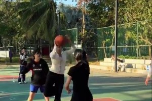 好久不见了！易建联出席某篮球活动，这身材保持得真好！