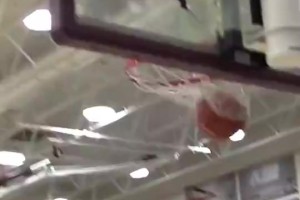 文班这天赋真让人惊掉下巴👽投完三分，还能直接冲进去补扣！