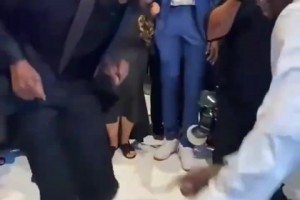 松弛感拉满！詹姆斯训练完与布朗尼一起来打高尔夫 ...