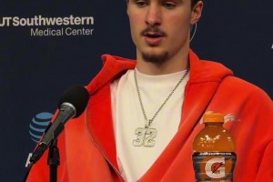 小菜鸡与小姐姐单挑！无奈对手偷学了姐姐的背打😂